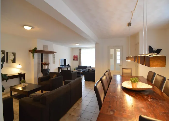 Charming Mansion With Bikes Hébergement de vacances Valkenswaard